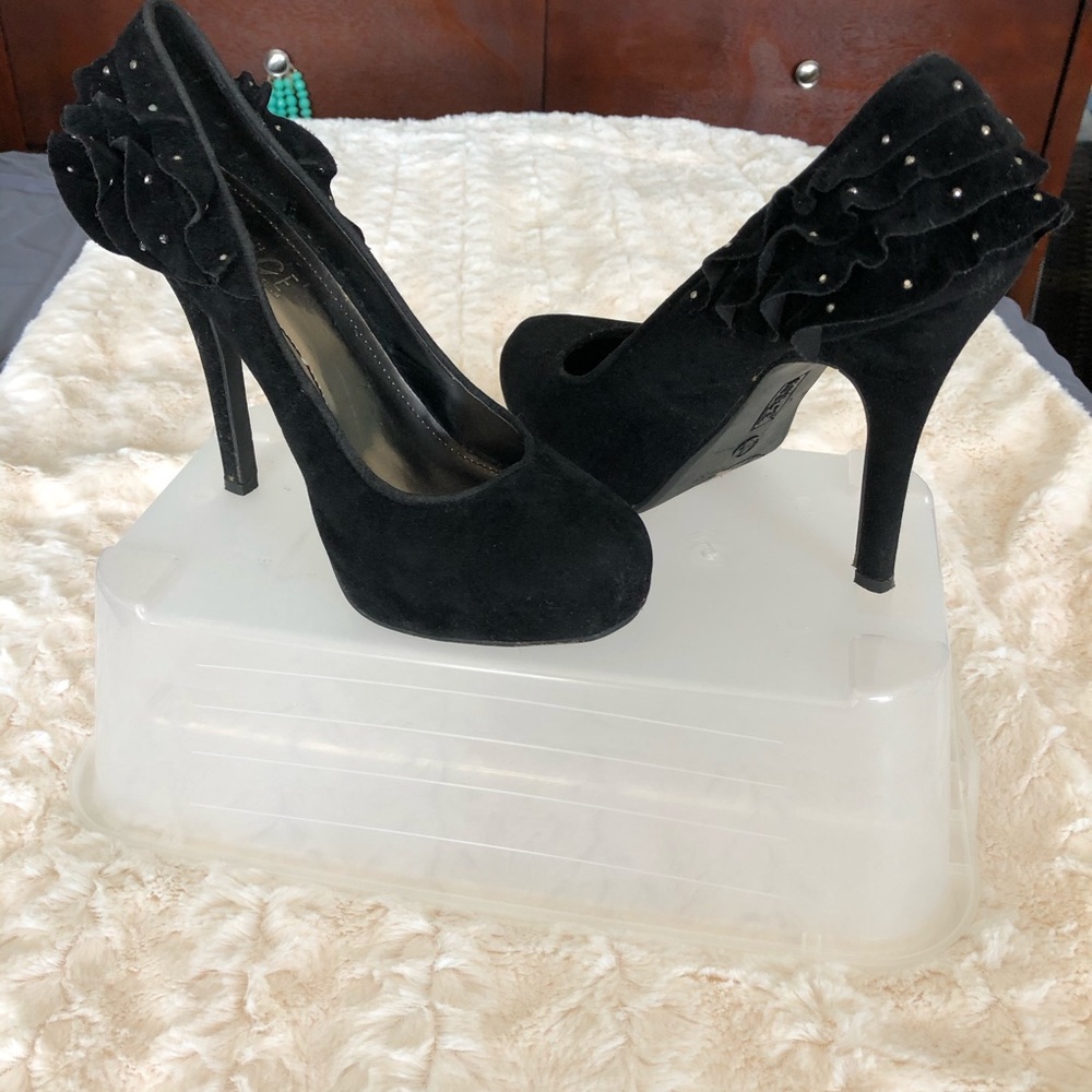 Rouge Helium Black Velvet Heels Size 8